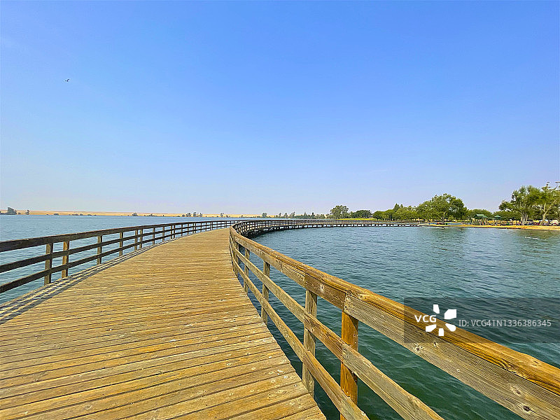 默塞德优胜美地湖的木码头图片素材