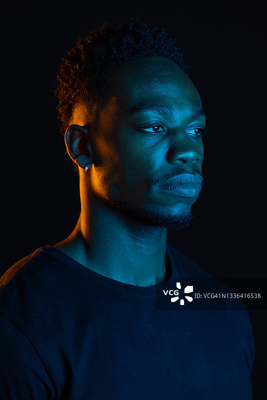 非洲裔澳大利亚男子肖像图片素材