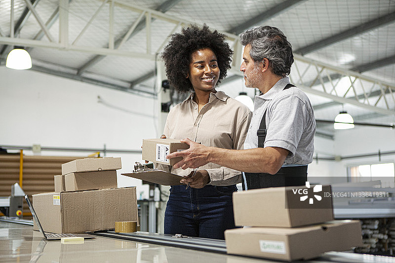 配送仓库工人在白天发送订单前检查清单图片素材