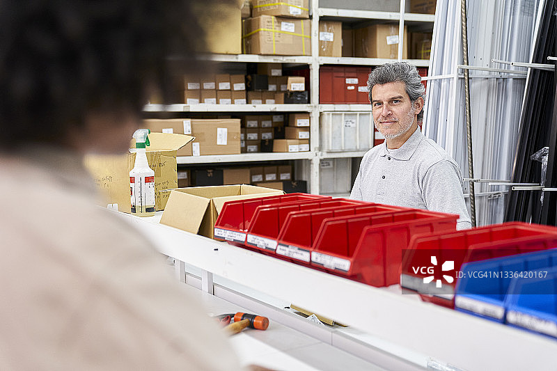 在生产线上工作的男女配送仓库操作员图片素材