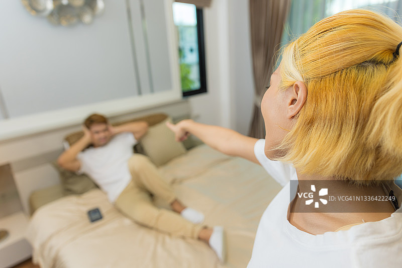 亚洲夫妇在卧室里争吵图片素材