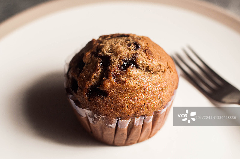 盘子里的香蕉巧克力麦芬图片素材