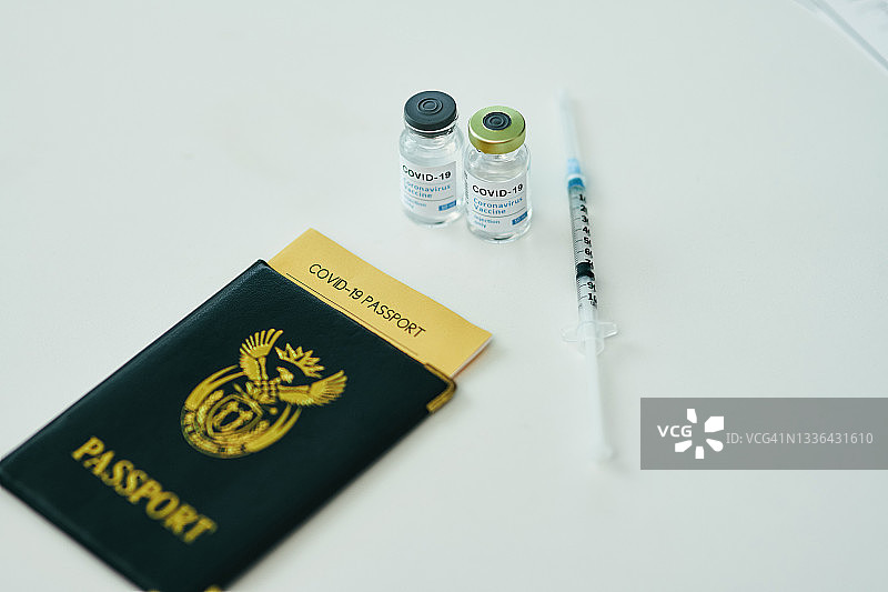 医院桌子上的新冠疫苗接种证明图片素材