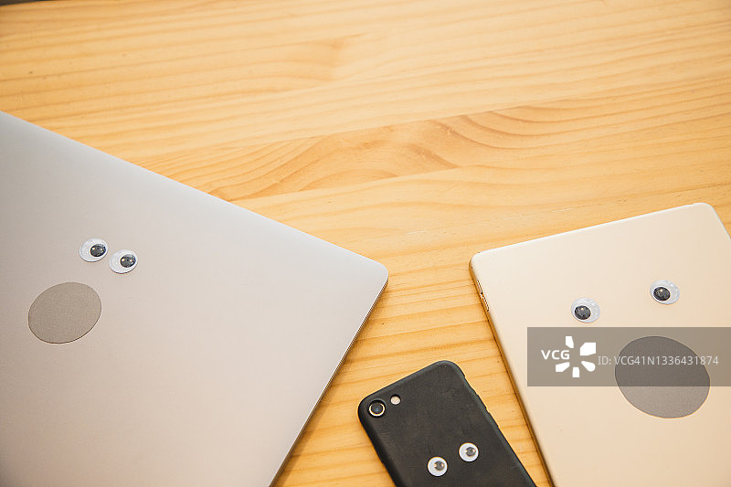 带有卡通大眼睛的数位板、手机和笔记本电脑图片素材