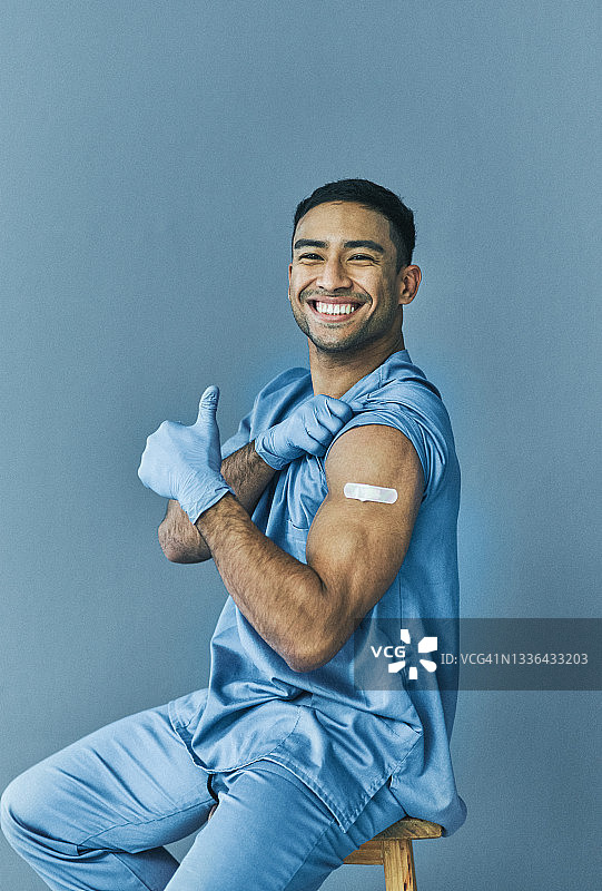 医务人员在接种新冠疫苗后竖起大拇指图片素材