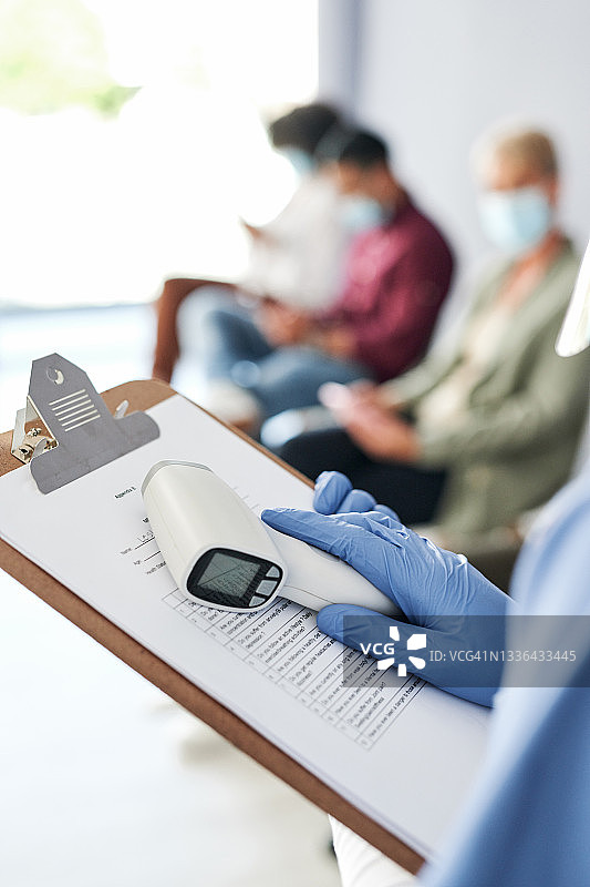 手持扫描仪和剪贴板的匿名护士照片图片素材