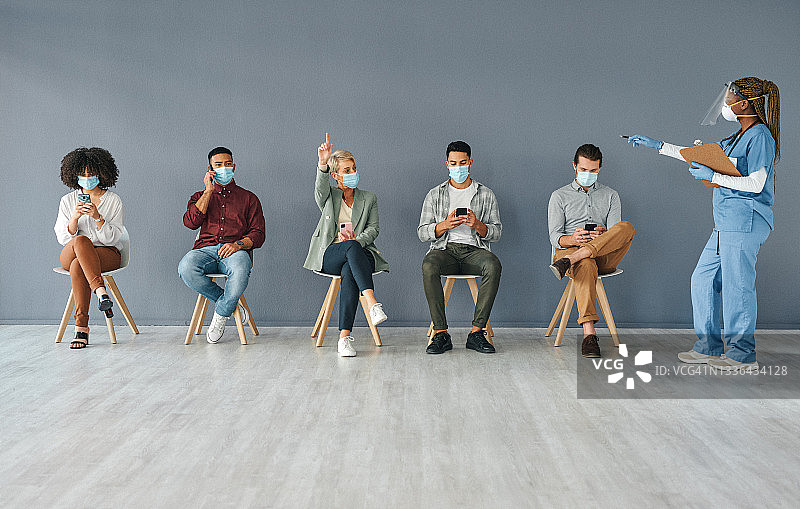 一群人在现代办公室排队等待接种疫苗图片素材