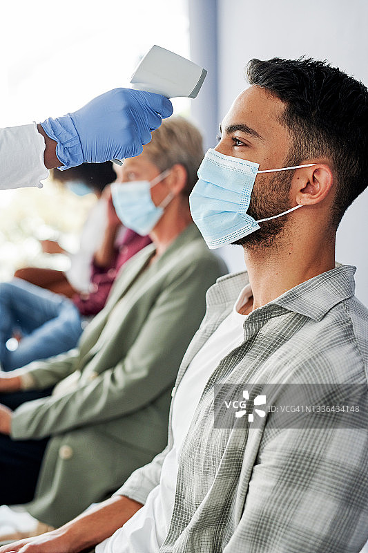 一群人在现代办公室接受体温检查图片素材