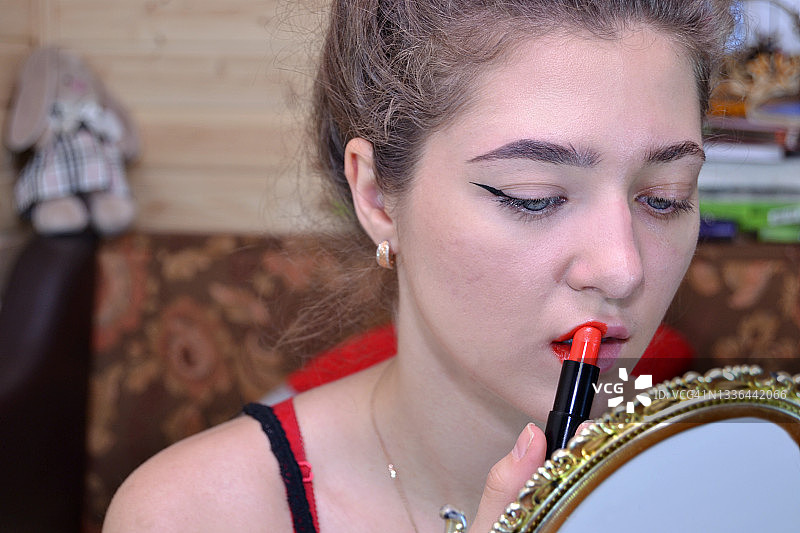 年轻女人化半边脸妆图片素材