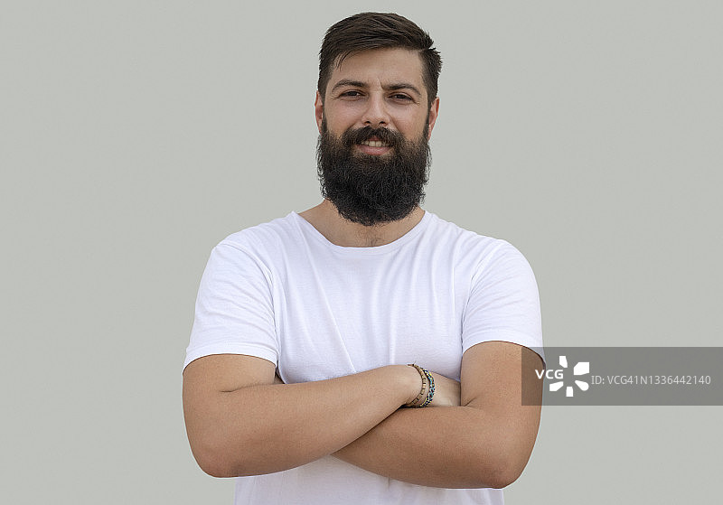 对着镜头微笑的中年男人肖像图片素材