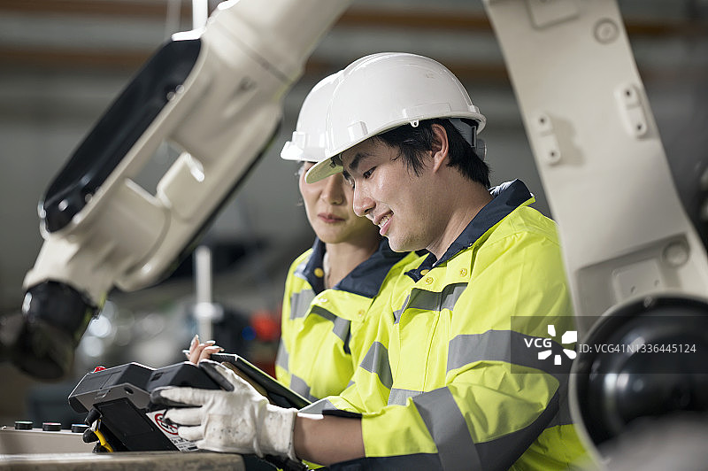 我们需要在流程中提供灵活性。工程师们正在按照质量标准讨论机器人焊接工艺变更控制。焊接过程控制和质量改进图片素材