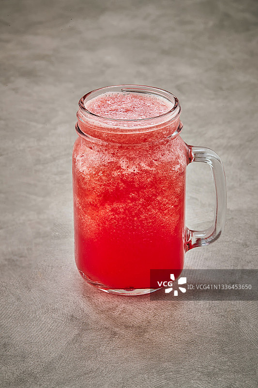 西瓜冰沙、红色水果鸡尾酒或冰沙图片素材