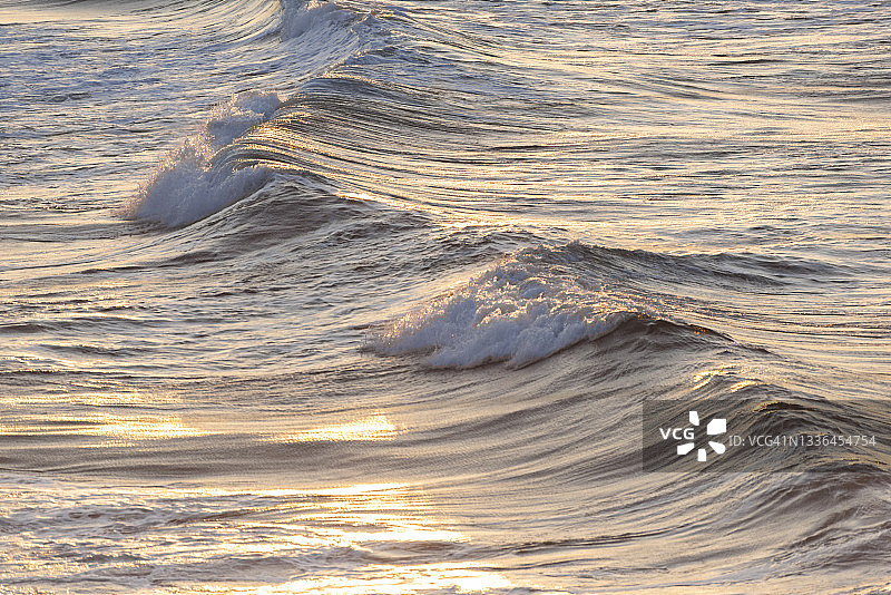 波在日落时分图片素材