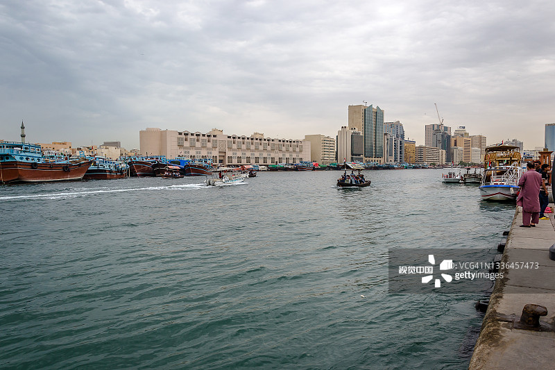 从德拉老市集站看到的传统机动水上的士（称为 abras），迪拜河图片素材