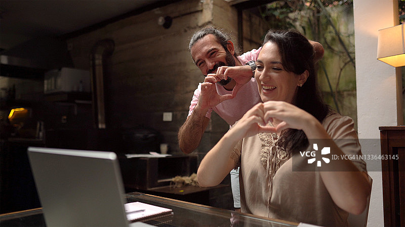 夫妇在家用笔记本电脑进行视频通话图片素材