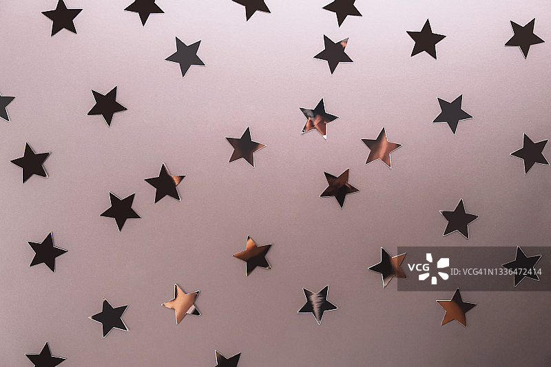 明亮银色背景上的闪亮星星图片素材