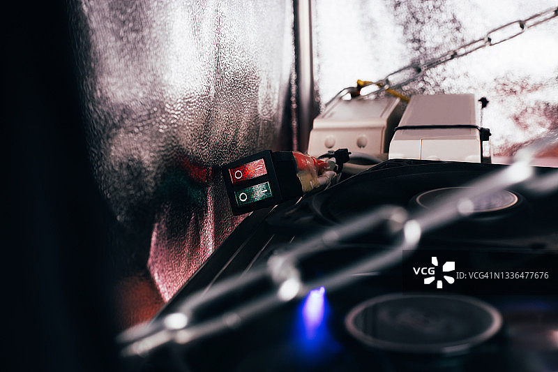 工作中红绿开关特写图片素材