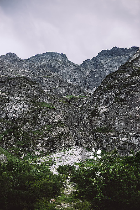 高山、蓬松的云朵和长长的瀑布图片素材