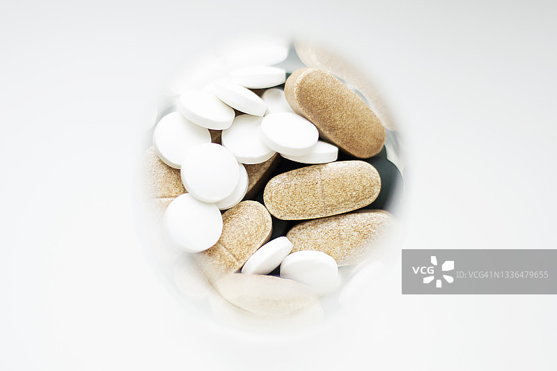 医疗鸡尾酒 - 满是药丸的香槟酒杯图片素材