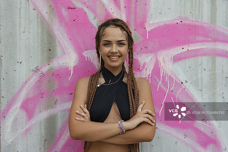 站在彩色壁画前的辫子女人图片素材