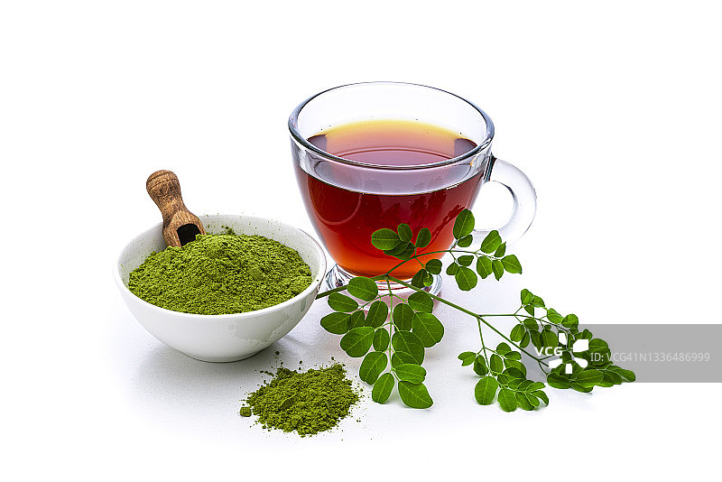 白色背景上的抹茶茶杯和抹茶粉图片素材