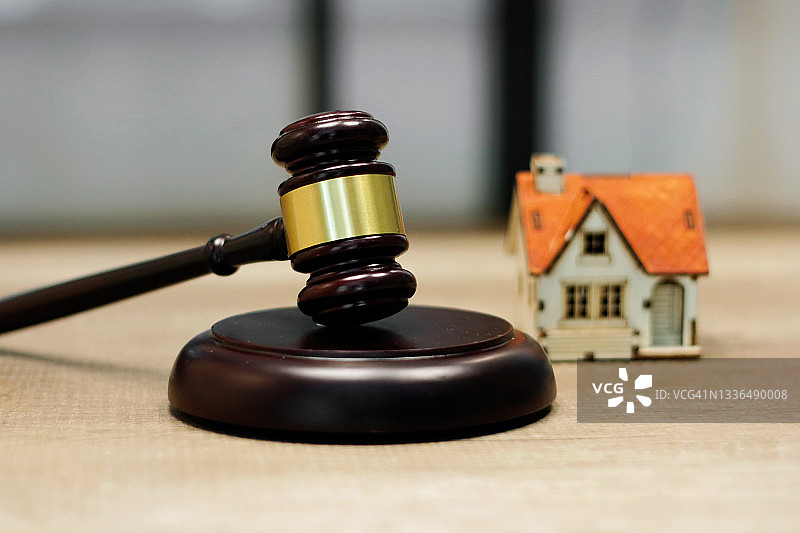 家庭法概念：房屋模型和法官的法槌图片素材