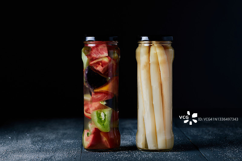 罐装彩色番茄和白芦笋图片素材