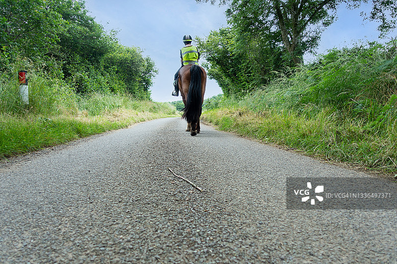骑手在什罗普郡乡村小道上骑马的背影图片素材