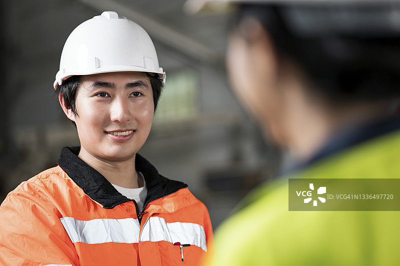 车间产线中交流的男女工程师图片素材