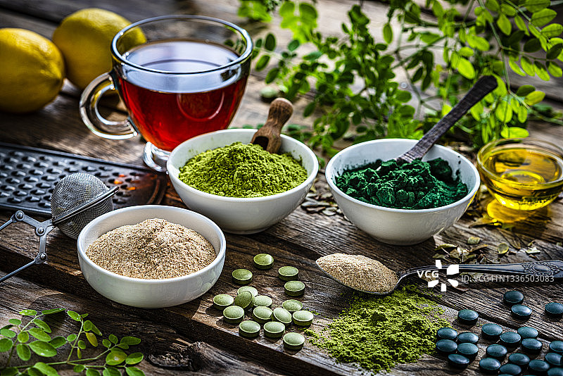 白色碗中的螺旋藻、玛卡和辣木粉图片素材