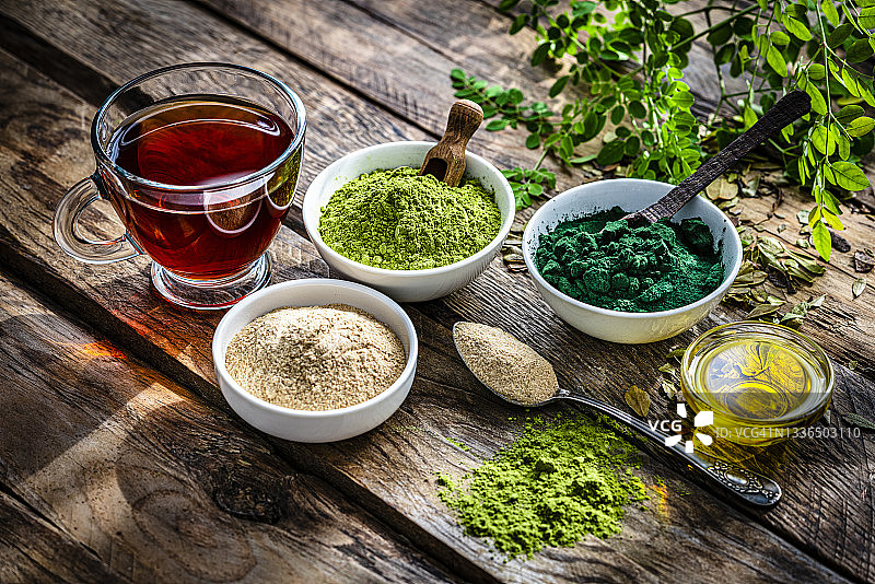 螺旋藻、玛卡和辣木营养补充剂图片素材