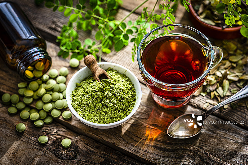 抹茶、辣木粉和药丸图片素材