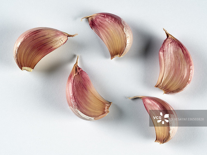 白色背景下的大蒜特写图片素材