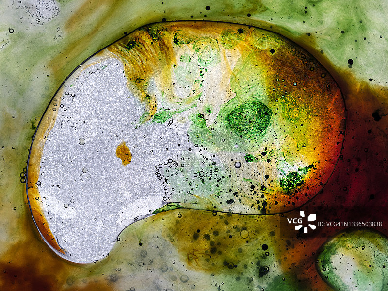 受污染水面上漂浮的液体图片素材