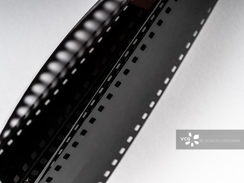 白色背景上的一堆彩色负片35毫米胶片图片素材