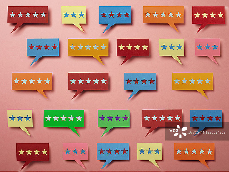 粉色背景上的彩色星星评级气泡符号，用于显示客户反馈图片素材