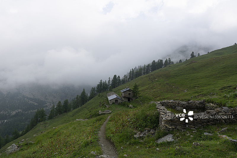 阿尔卑斯山的景观。因为暴风雨的天气，山峰被云雾覆盖图片素材