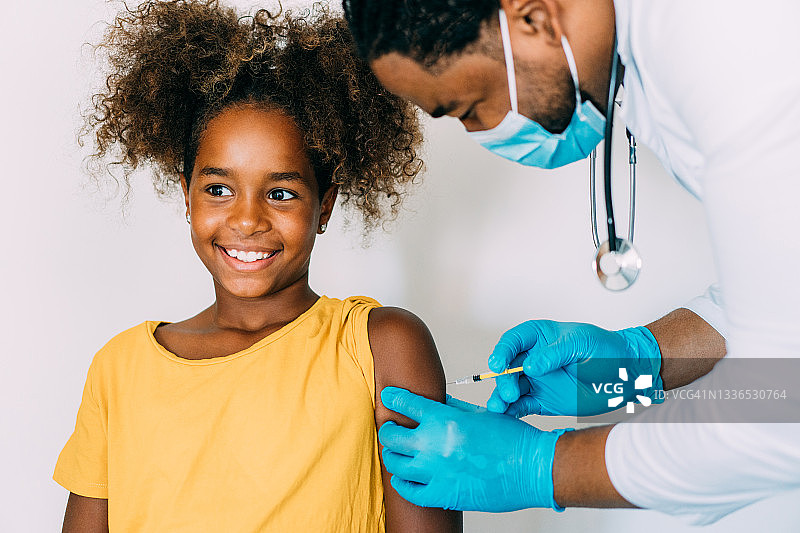 在诊所接种新冠疫苗的女孩图片素材