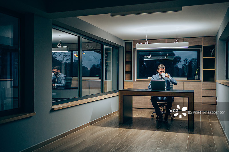 在办公室工作到很晚的商人图片素材