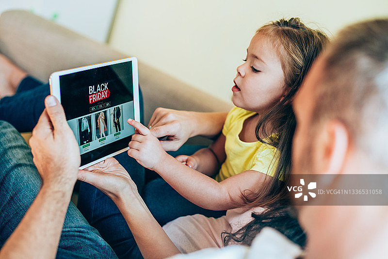 一家人在黑色星期五购物图片素材