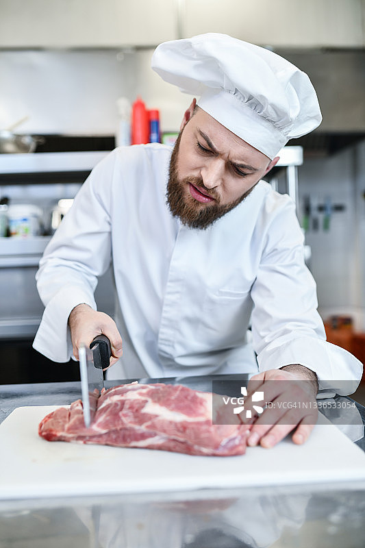 胡须厨师切割牛排图片素材