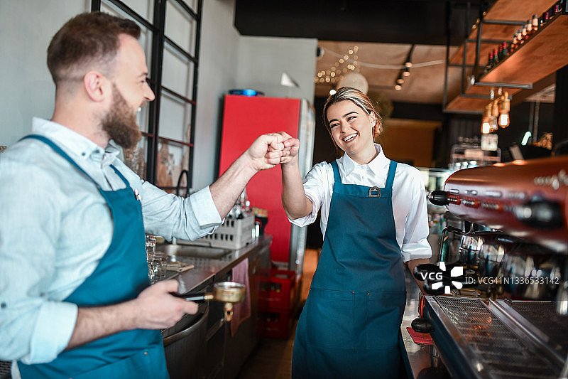 咖啡师与女同事一同制作咖啡图片素材