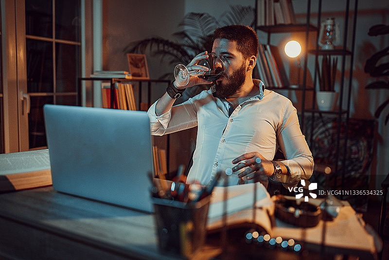 深夜工作的男作家图片素材