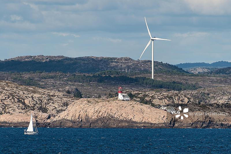 挪威林德斯内斯南角，西阿格德的海岸风光、灯塔和风车图片素材