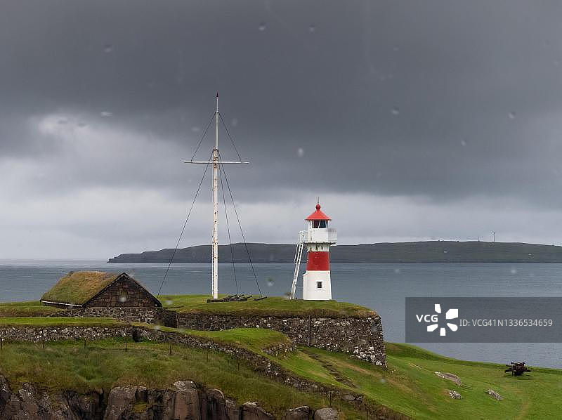 托尔斯港斯克辛灯塔，历史悠久的防御工事，斯特莱默岛，法罗群岛，丹麦图片素材