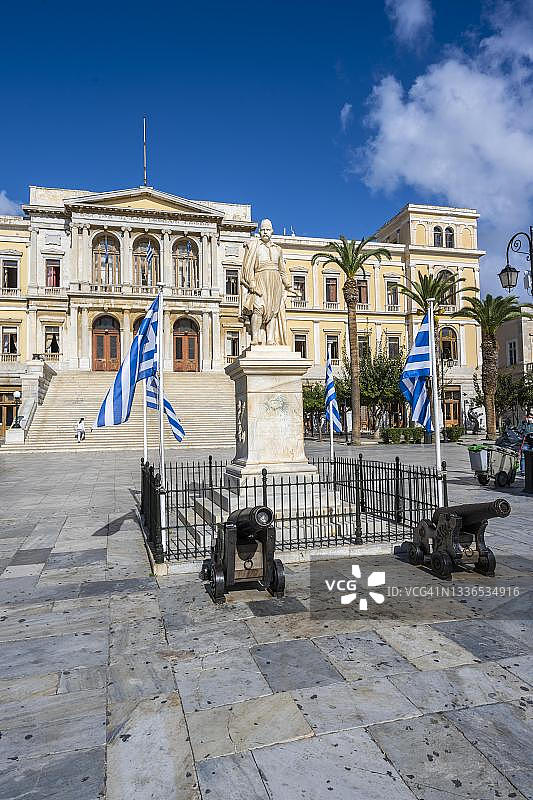 希腊基克拉泽斯群岛锡罗斯岛埃尔穆波利市政厅，米奥利广场图片素材