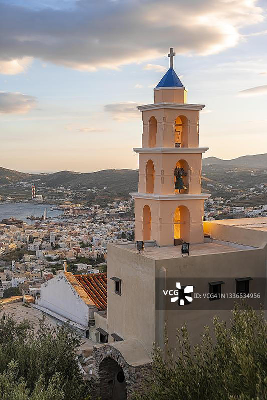 从阿诺锡罗斯眺望埃尔穆波利斯的房屋、教堂,夕阳下的海面和岛屿,阿诺锡罗斯,锡罗斯,基克拉泽斯群岛,希腊图片素材