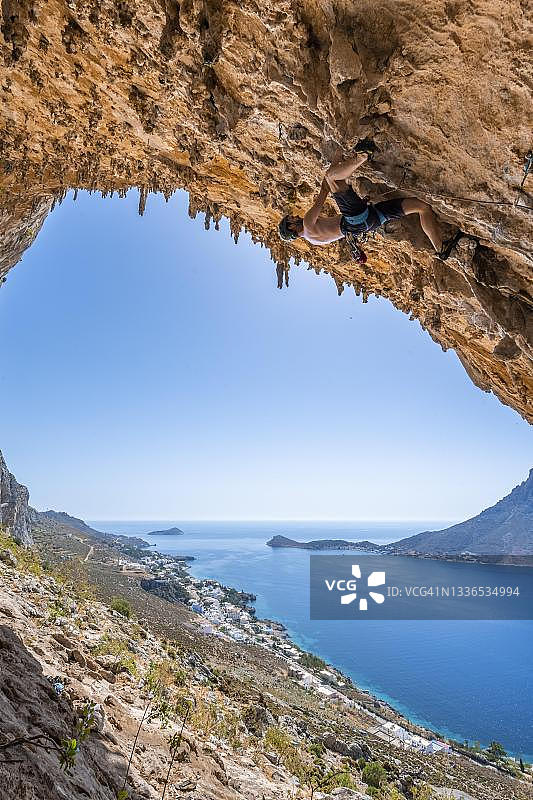 希腊多德卡尼斯卡利姆诺斯岛阿尔米欧斯地区的格兰德岩洞攀岩运动图片素材
