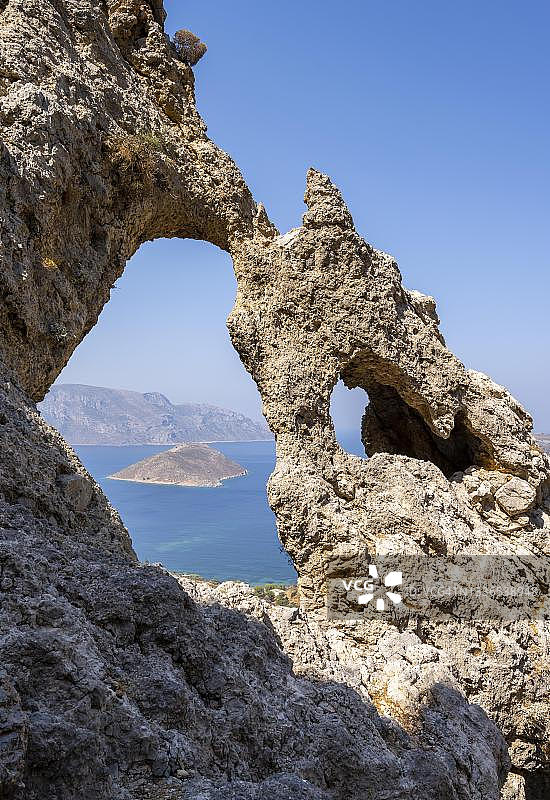 卡利姆诺斯宫殿区的岩石拱门，希腊多德群岛图片素材