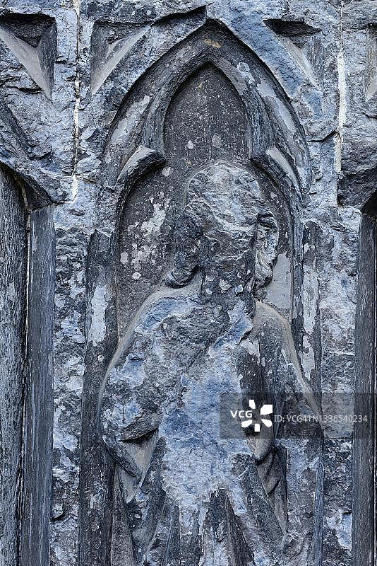 比利时瓦隆尼亚埃诺省图尔奈圣母大教堂入口处的旧雕塑需要翻新图片素材